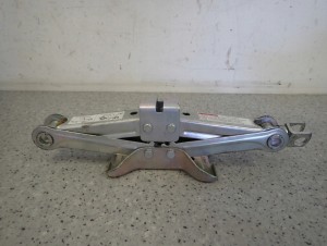 NISSAN LEWAREK PODNOŚNIK SAMOCHODOWY 3/4 MINIATURA