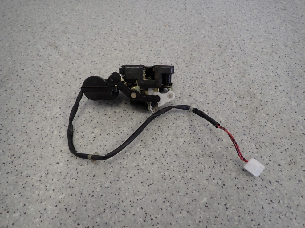 MAZDA PREMACY 99-05 ZAMEK DRZWI TYLNY LEWY 1/4