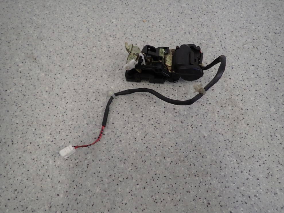 MAZDA PREMACY 99-05 ZAMEK DRZWI TYLNY LEWY 2/4