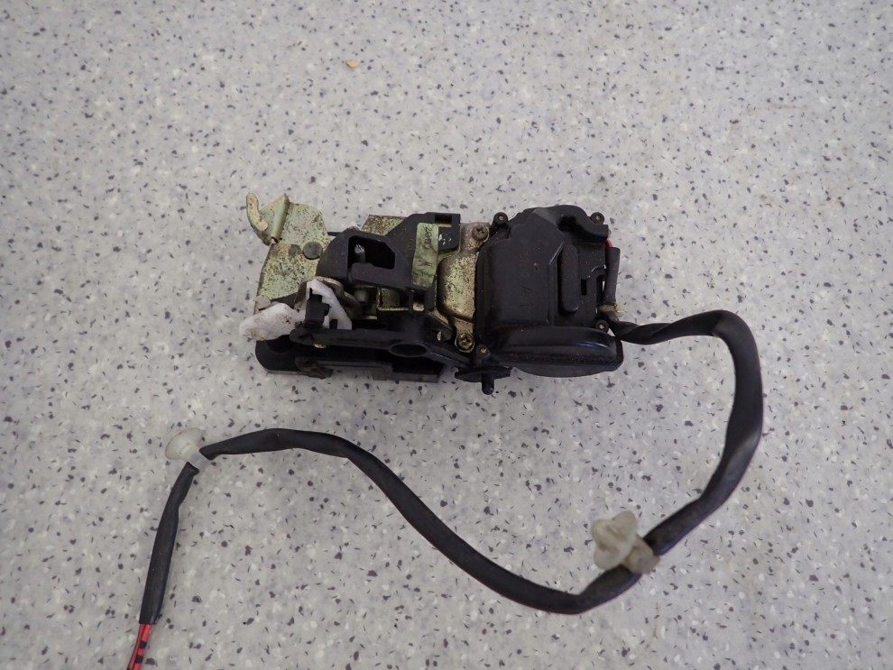 MAZDA PREMACY 99-05 ZAMEK DRZWI TYLNY LEWY 3/4