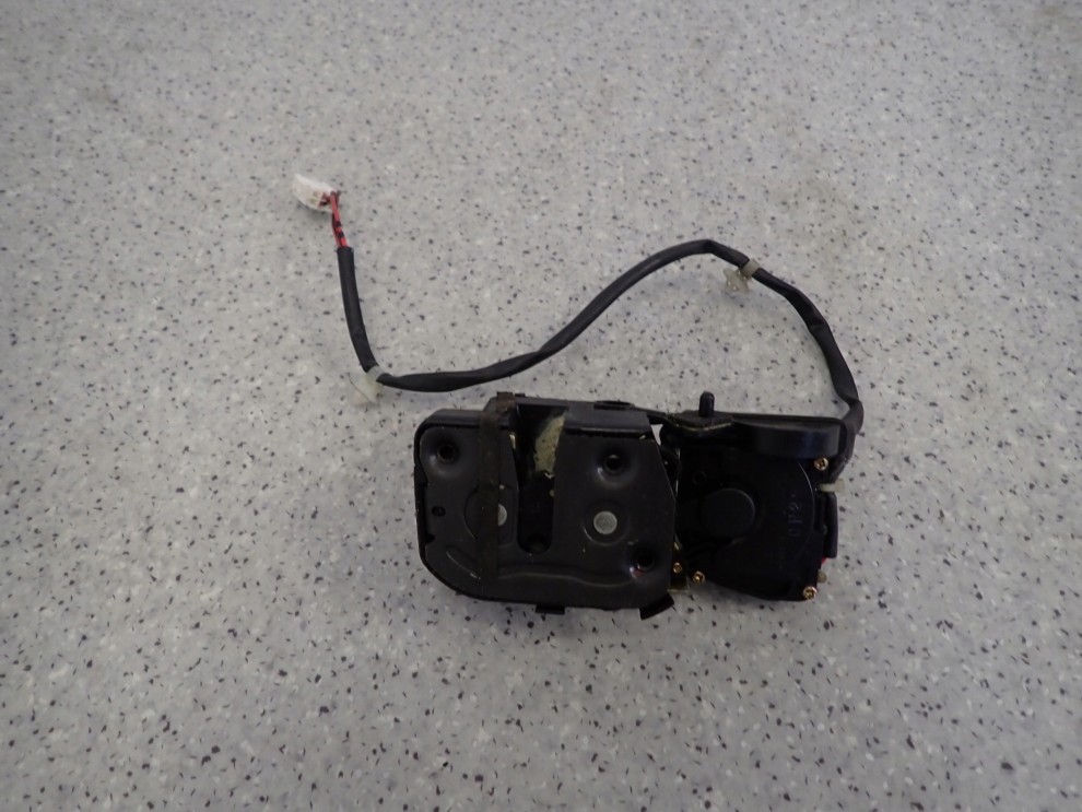 MAZDA PREMACY 99-05 ZAMEK DRZWI TYLNY LEWY 4/4