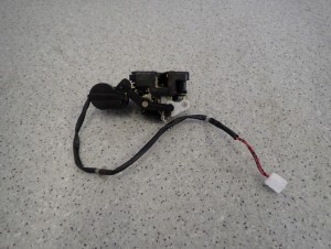 MAZDA PREMACY 99-05 ZAMEK DRZWI TYLNY LEWY