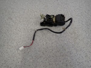 MAZDA PREMACY 99-05 ZAMEK DRZWI TYLNY LEWY 2/4 MINIATURA