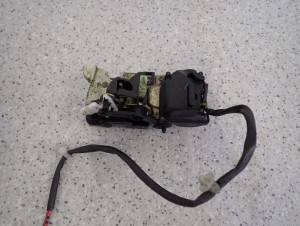 MAZDA PREMACY 99-05 ZAMEK DRZWI TYLNY LEWY 3/4 MINIATURA