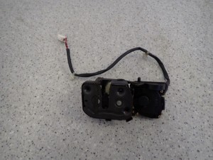 MAZDA PREMACY 99-05 ZAMEK DRZWI TYLNY LEWY 4/4 MINIATURA