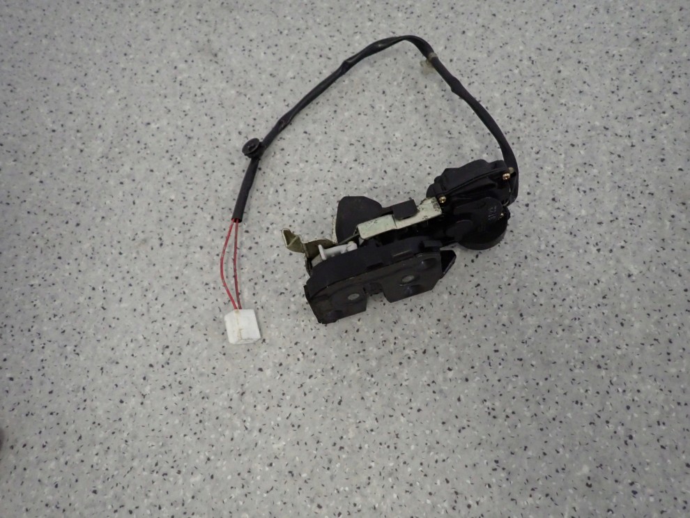 MAZDA PREMACY 99-05 ZAMEK DRZWI TYLNY PRAWY 4/4