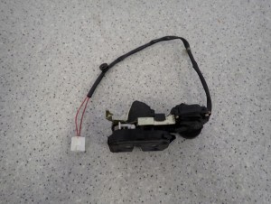 MAZDA PREMACY 99-05 ZAMEK DRZWI TYLNY PRAWY 2/4 MINIATURA