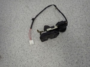 MAZDA PREMACY 99-05 ZAMEK DRZWI TYLNY PRAWY 4/4 MINIATURA