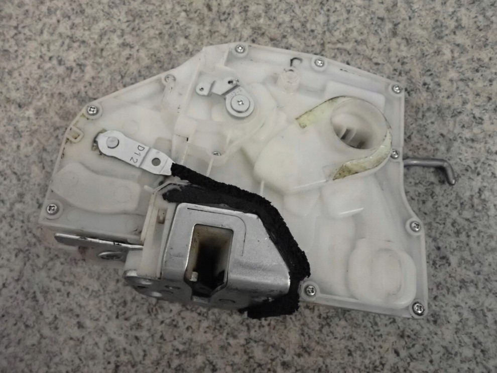 SUZUKI SWIFT HB 04-09 ZAMEK DRZWI PRZEDNI PRAWY 3/5