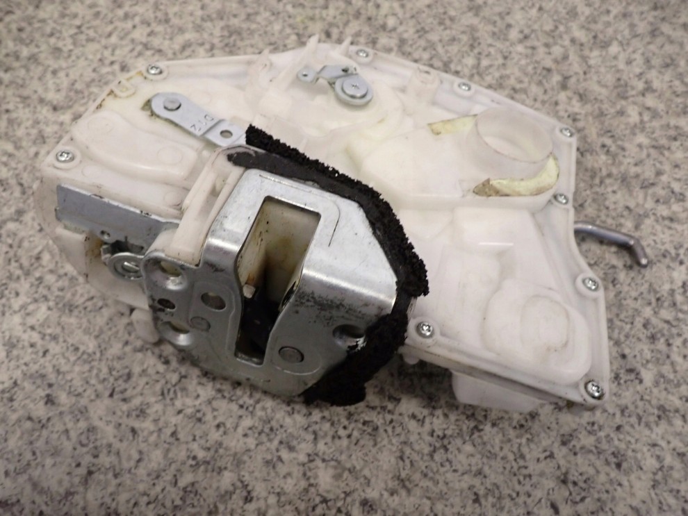 SUZUKI SWIFT HB 04-09 ZAMEK DRZWI PRZEDNI PRAWY 4/5