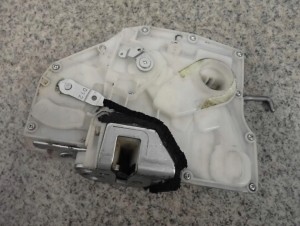 SUZUKI SWIFT HB 04-09 ZAMEK DRZWI PRZEDNI PRAWY 3/5 MINIATURA