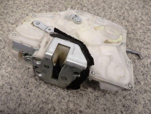 SUZUKI SWIFT HB 04-09 ZAMEK DRZWI PRZEDNI PRAWY 4/5 MINIATURA