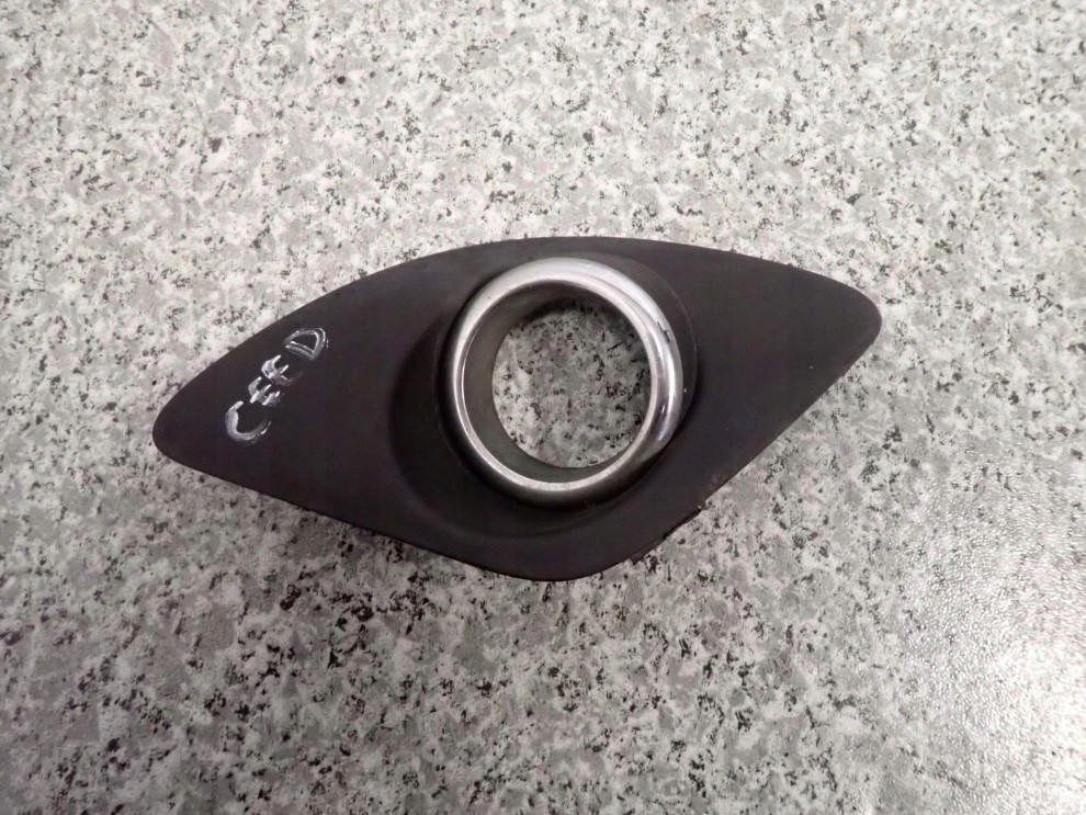 KIA CEED 06-09 ZAŚLEPKA HALOGENU KRATKA PRAWA 1/3