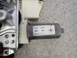 TOYOTA AVENSIS T25 03-07 PODNOŚNIK SZYBY TYŁ PRAWY 3/3 MINIATURA