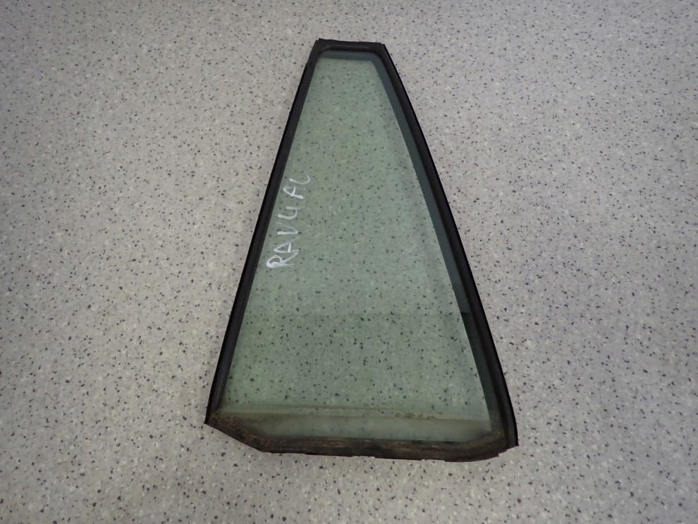 TOYOTA RAV4 RAV 4 2.0 D4D II 00-05 SZYBA TYLNA LEWA 1/2