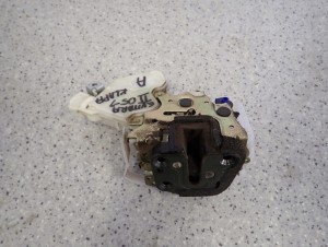 GRAND VITARA 06- ZAMEK KLAPY BAGAZNIKA 3/6 MINIATURA