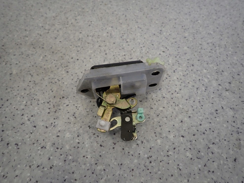 SUZUKI IGNIS 00-07 ZAMEK KLAPY BAGAŻNIKA KLAPY TYŁ 3/4