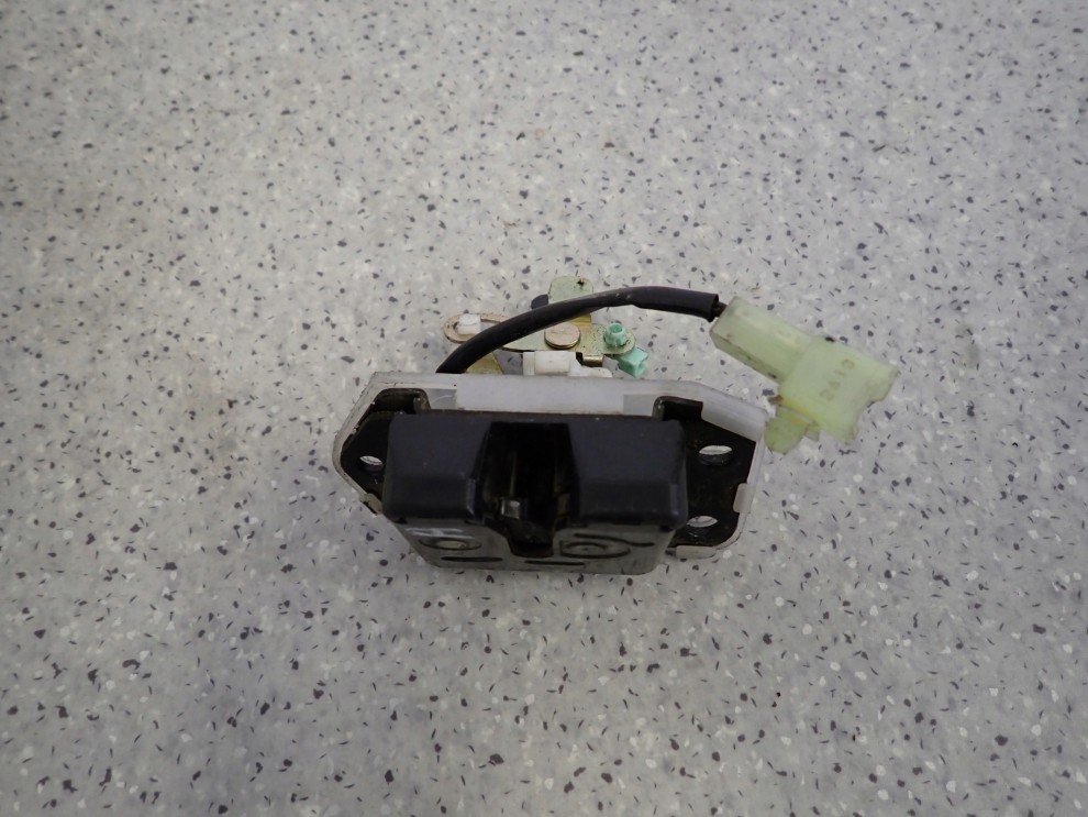 SUZUKI IGNIS 00-07 ZAMEK KLAPY BAGAŻNIKA KLAPY TYŁ 4/4