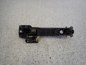 SUZUKI GRAND VITARA II 06- KLAMKA KLAPY BAGAŻNIKA 4/4 MINIATURA