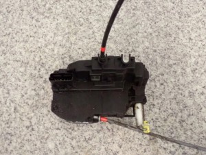 NISSAN NOTE E11 06- ZAMEK DRZWI PRZEDNI LEWY 6 PIN 2/4 MINIATURA