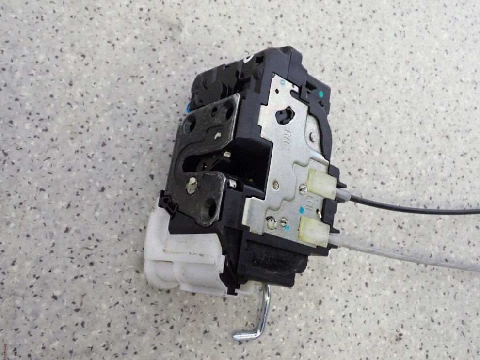 HYUNDAI i20 08-12 ZAMEK DRZWI PRAWYCH 3 DRZWI 2/5