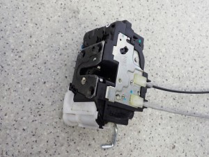 HYUNDAI i20 08-12 ZAMEK DRZWI PRAWYCH 3 DRZWI 2/5 MINIATURA