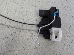 HYUNDAI i20 08-12 ZAMEK DRZWI PRAWYCH 3 DRZWI 3/5 MINIATURA