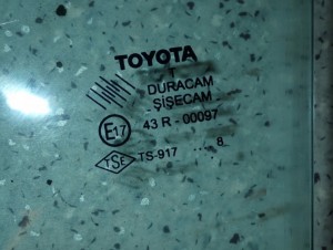 COROLLA VERSO 04-08 SZYBA PRZEDNIA LEWA W DRZWI 6/7 MINIATURA