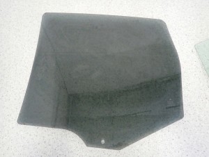 MITSUBISHI COLT CZ 5d 2007-2012 SZYBA TYLNA PRAWA OPUSZCZANA LIFT 5/5 MINIATURA