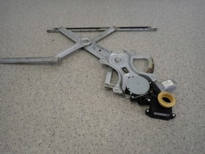 TOYOTA COROLLA VERSO 04-09 PODNOŚNIK SZYBY PRZEDNI LEWY 2/7 MINIATURA