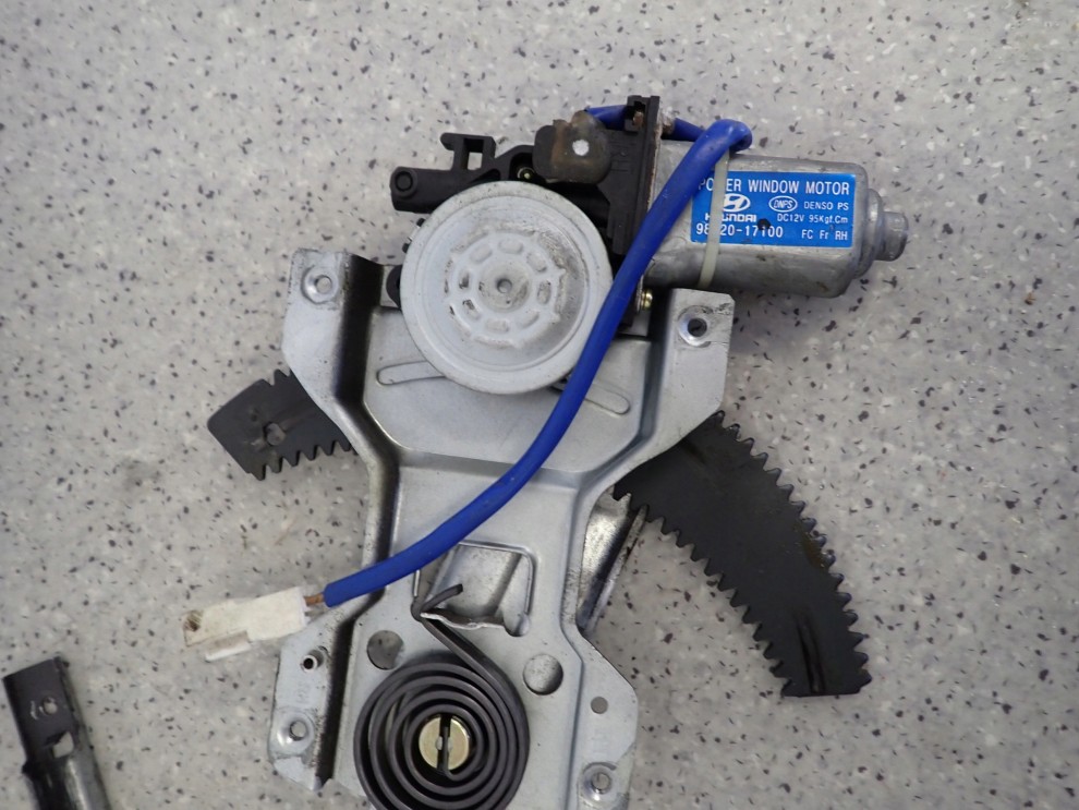 HYUNDAI MATRIX 07- PODNOSNIK SZYBY PRZÓD PRAWY 7/8