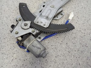 HYUNDAI MATRIX 07- PODNOSNIK SZYBY PRZÓD PRAWY 4/8 MINIATURA