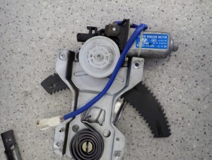 HYUNDAI MATRIX 07- PODNOSNIK SZYBY PRZÓD PRAWY 7/8 MINIATURA