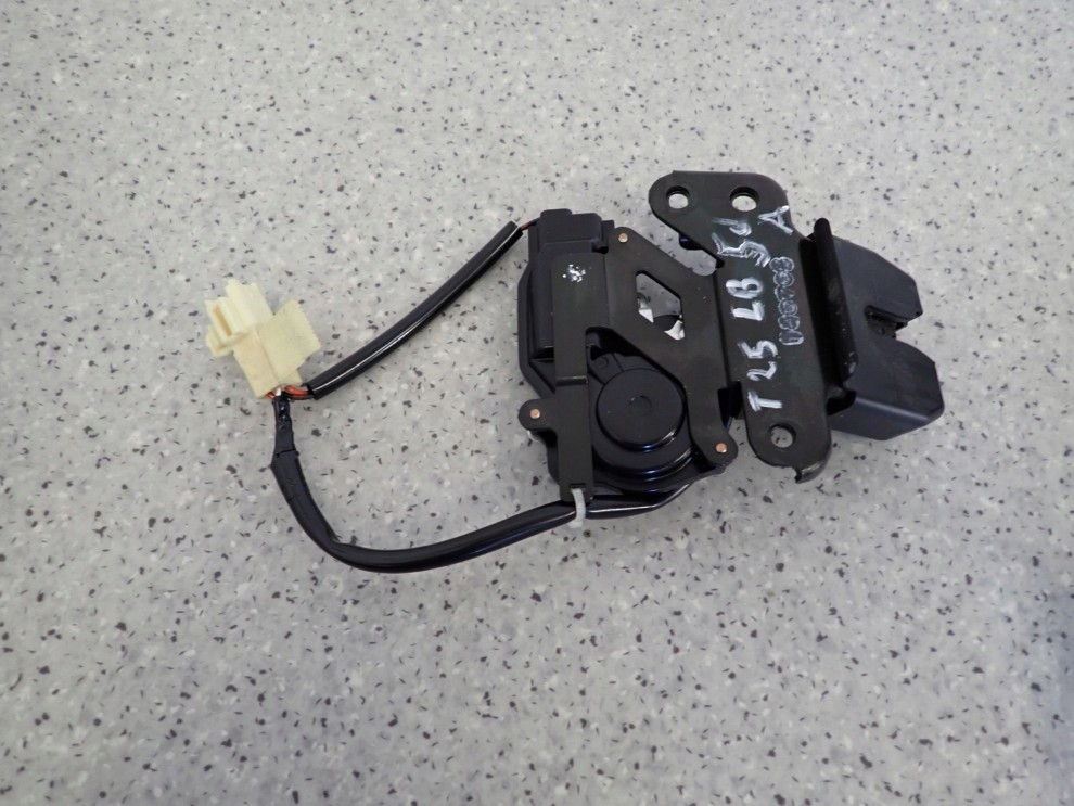 TOYOTA AVENSIS T25 5d 03- ZAMEK TYLNEJ KLAPY LIFTBACK 2/7