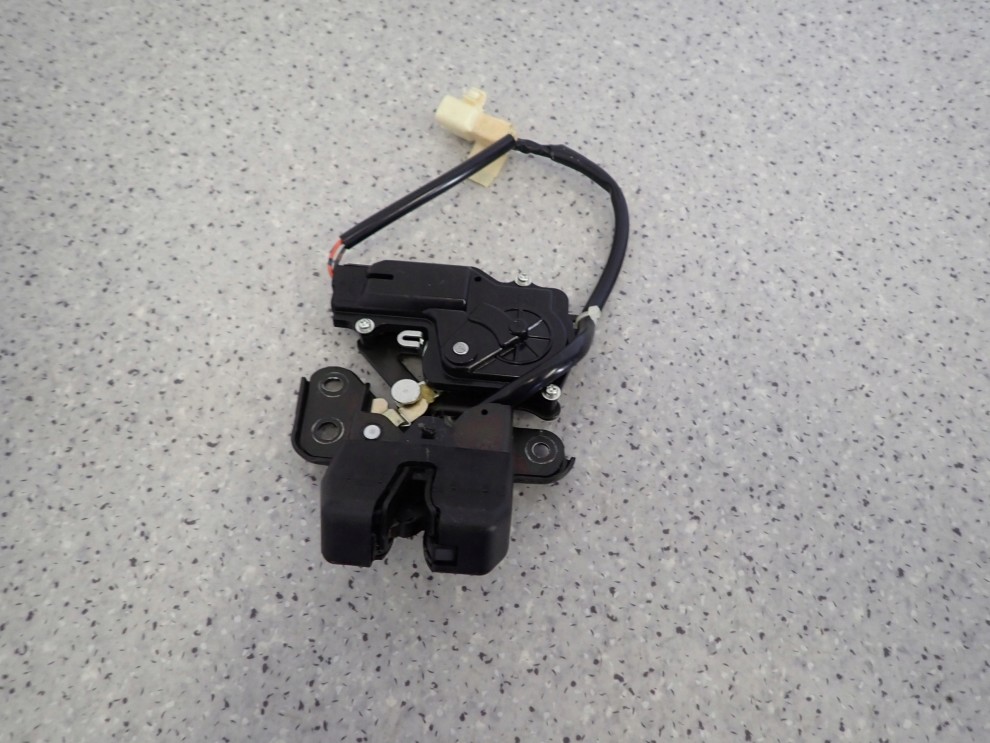 TOYOTA AVENSIS T25 5d 03- ZAMEK TYLNEJ KLAPY LIFTBACK 4/7