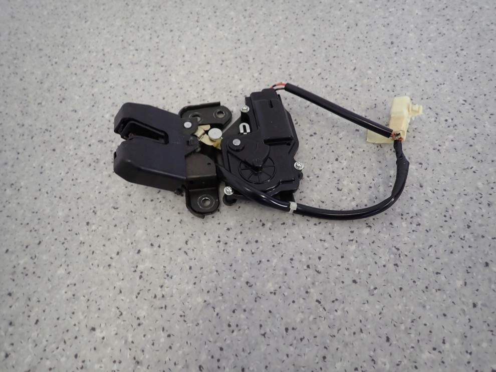 TOYOTA AVENSIS T25 5d 03- ZAMEK TYLNEJ KLAPY LIFTBACK 5/7