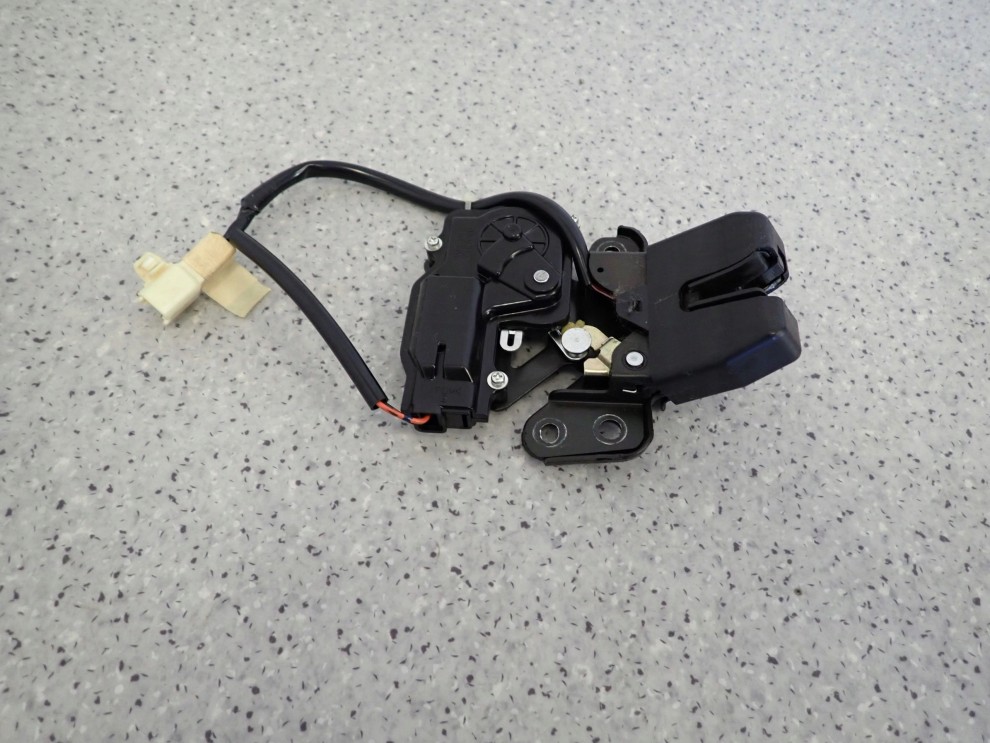 TOYOTA AVENSIS T25 5d 03- ZAMEK TYLNEJ KLAPY LIFTBACK 6/7