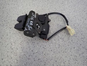 TOYOTA AVENSIS T25 5d 03- ZAMEK TYLNEJ KLAPY LIFTBACK 3/7 MINIATURA