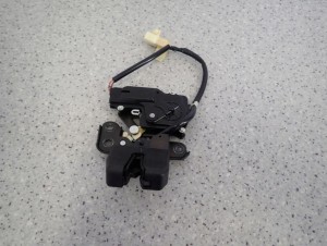 TOYOTA AVENSIS T25 5d 03- ZAMEK TYLNEJ KLAPY LIFTBACK 4/7 MINIATURA