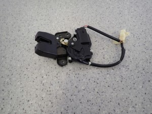 TOYOTA AVENSIS T25 5d 03- ZAMEK TYLNEJ KLAPY LIFTBACK 5/7 MINIATURA