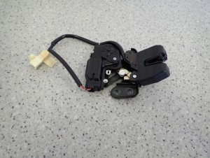 TOYOTA AVENSIS T25 5d 03- ZAMEK TYLNEJ KLAPY LIFTBACK 6/7 MINIATURA