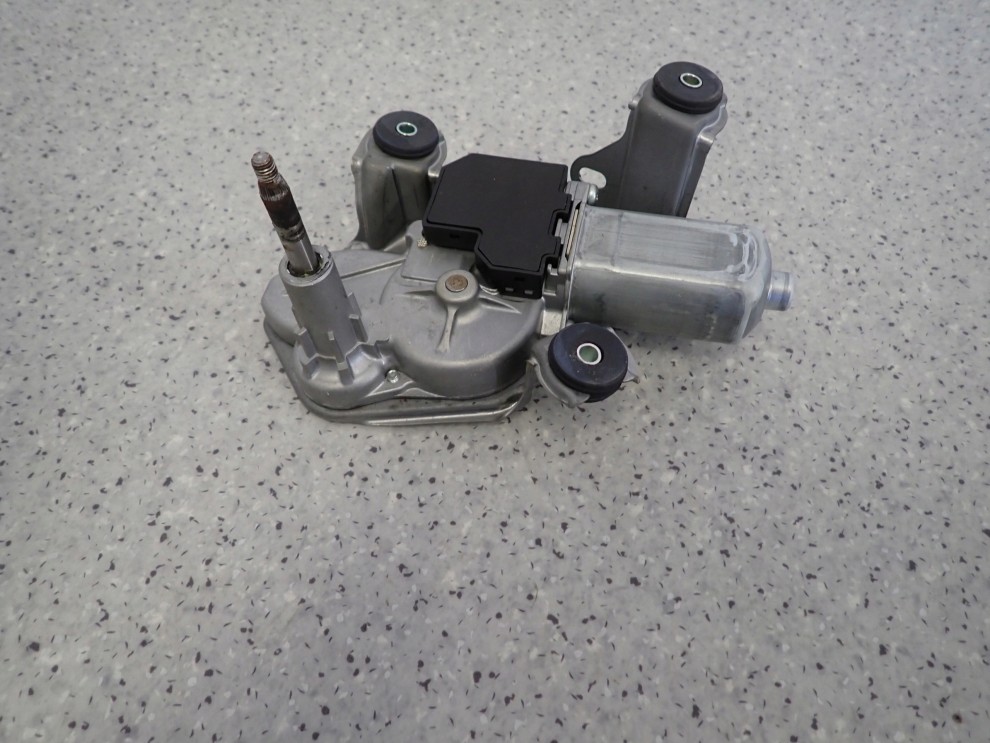 TOYOTA AVENSIS T25 5D LIFTBACK SILNICZEK WYCIERACZEK TYŁ EU 7/7