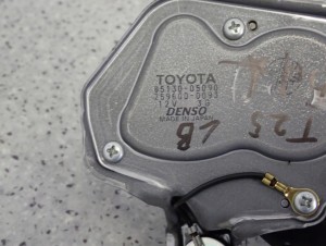 TOYOTA AVENSIS T25 5D LIFTBACK SILNICZEK WYCIERACZEK TYŁ EU 5/7 MINIATURA