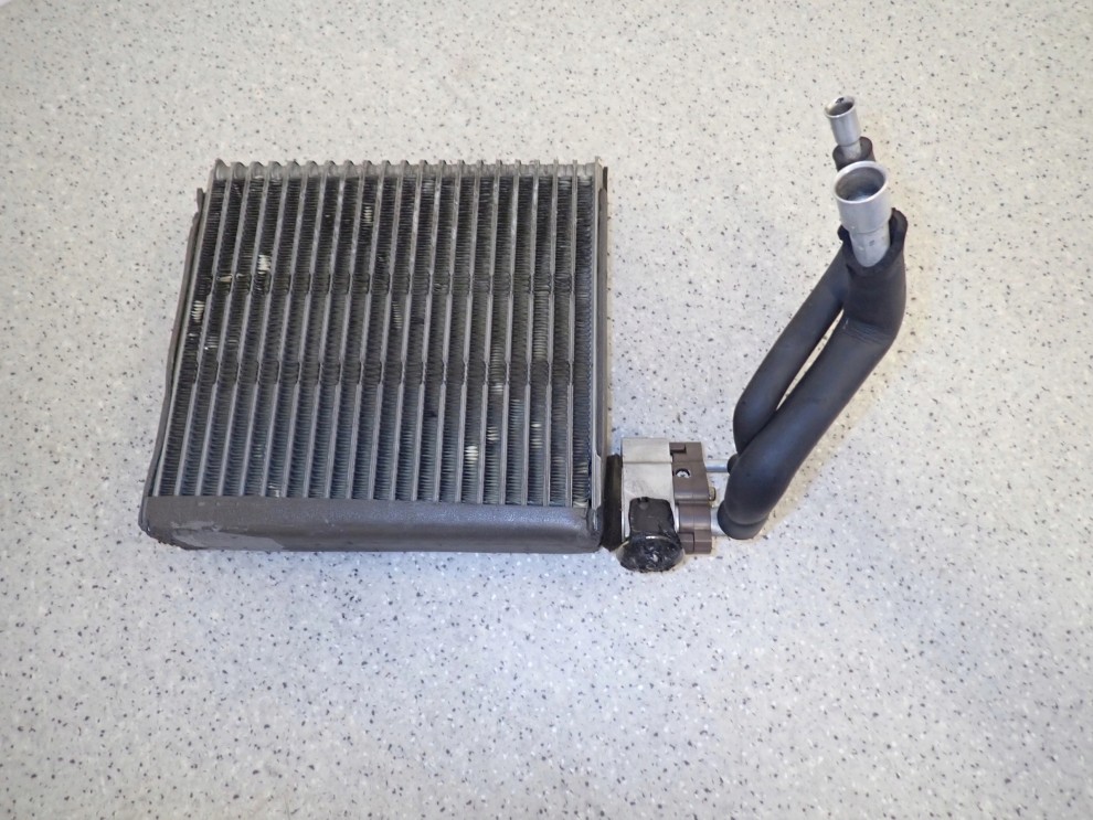 TOYOTA COROLLA E12 02-07 PAROWNIK KLIMATYZACJI 3/4