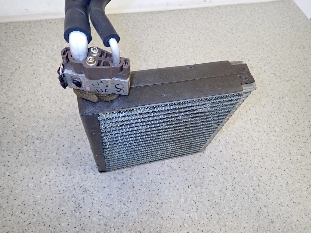 TOYOTA COROLLA E12 02-07 PAROWNIK KLIMATYZACJI 4/4