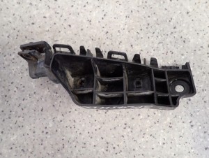 SUZUKI SPLASH 09-14 ŚLIZG ZDERZAKA PRZEDNI PRAWY 3/5 MINIATURA