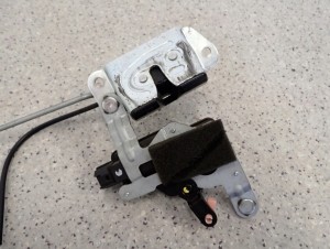 KIA RIO 05-10 ZAMEK KLAPY BAGAŻNIKA 5/5 MINIATURA