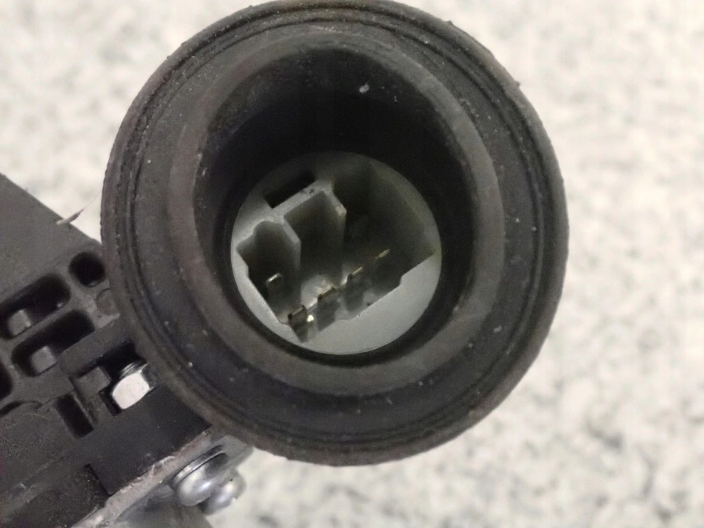 SUZUKI SWIFT 05-09 PODNOŚNIK SZYBY PRAWY 3/4