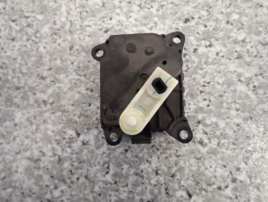 NISSAN PULSAR 14-18 SILNICZEK NAGRZEWNICY NAWIEWU 3 RODZAJE 4/7 MINIATURA