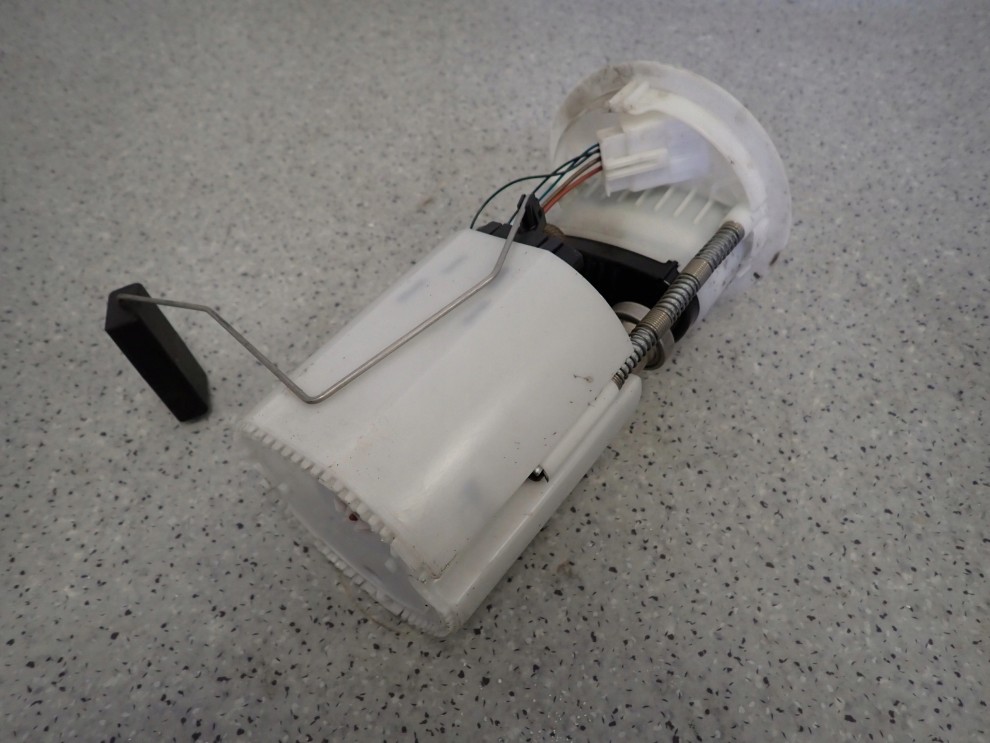 SUZUKI SWIFT 05-10 POMPA CZUJNIK PALIWA W ZBIORNIK 6/7